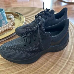 Nike Black Athletic Zoom Running Shoes Sleek Design
